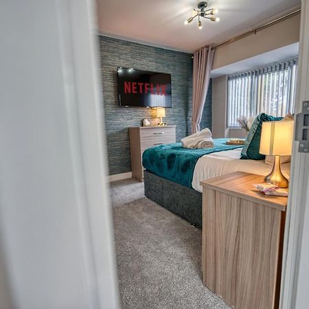 Stylish House - B'Ham Airport And Nec, Jlr Solihull, Business & Leisure Stays - Aspen House Bilik gambar