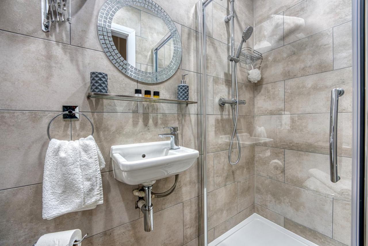 Stylish House - B'Ham Airport And Nec, Jlr Solihull, Business & Leisure Stays - Aspen House Bilik gambar